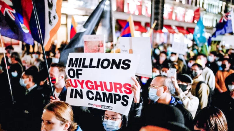 Manifestantes que apoiam uigures, tibetanos e habitantes de Hong Kong participam de um protesto contra o Partido Comunista Chinês enquanto marcham pela Regent Street em direção à Embaixada da China em Londres, Inglaterra, em 1º de outubro de 2021. Foto de Matt Dunham/AP
