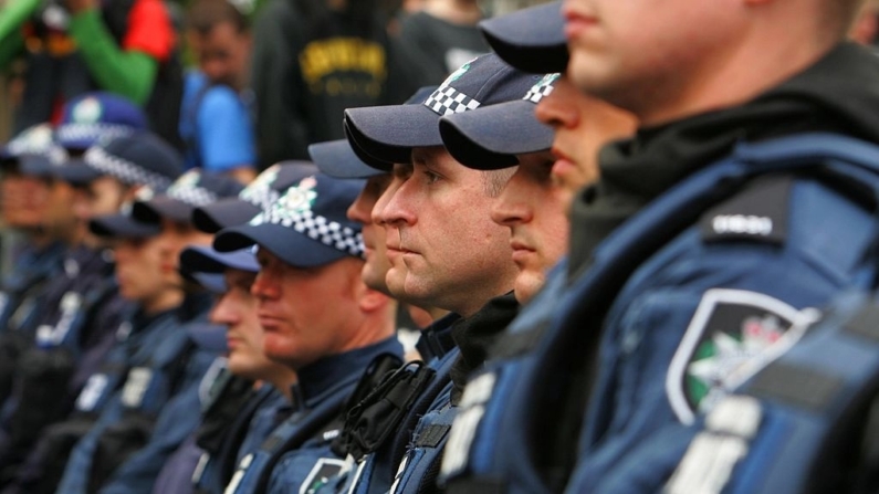 Polícia australiana durante um comício realizado na Prefeitura de Sydney em 8 de setembro de 2007 em Sydney, Austrália (Paula Bronstein/Getty Images)