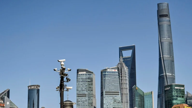 Uma torre de câmeras de segurança (centro E) é vista no The Bund, passando pelo distrito financeiro de Lujiazui em Xangai, China, em 23 de maio de 2023. Hector Retamal/ AFP via Getty Images