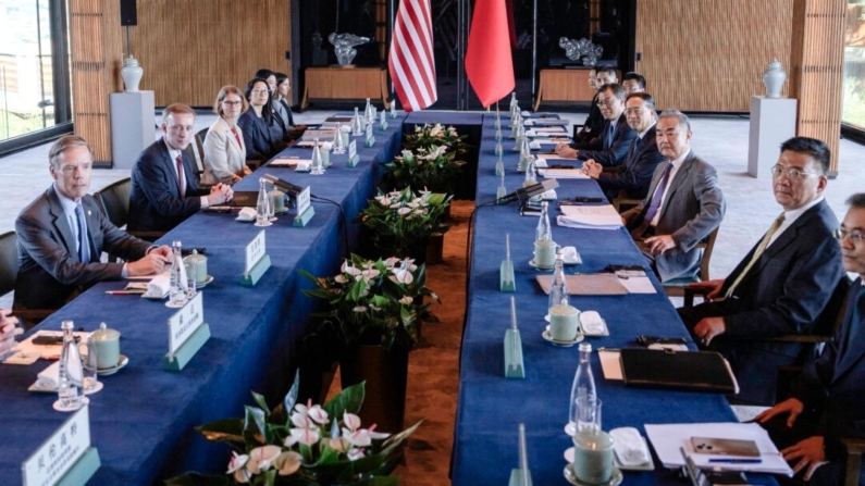 O ministro das Relações Exteriores da China, Wang Yi (4º à direita), e o assessor de segurança nacional dos EUA, Jake Sullivan (3º à esquerda), posam para fotos antes de conversações no Lago Yanqi, em Pequim, em 27 de agosto de 2024 (Ng Han Guan/Pool/AFP via Getty Images)