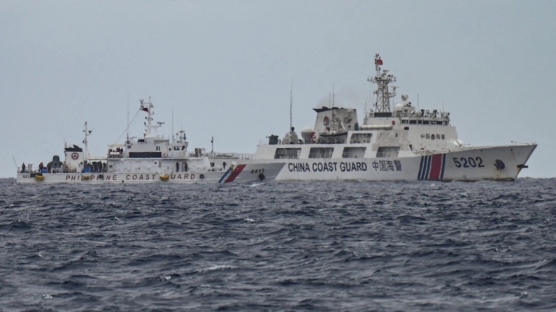 Um navio da Guarda Costeira da China (dir.) é visto passando pelo navio da Guarda Costeira das Filipinas BRP Cape Engaño (esq.), fotografado do BRP Cabra durante uma missão de abastecimento em águas disputadas do Mar da China Meridional em 26 de agosto de 2024 (Jam Sta Rosa/AFP via Getty Images)