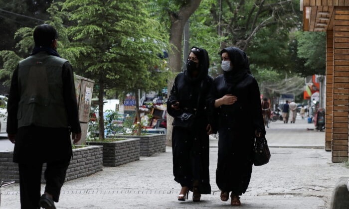 Mulheres afegãs caminham em uma rua de Cabul, no Afeganistão, em 9 de maio de 2022 (Ali Khara/Reuters)