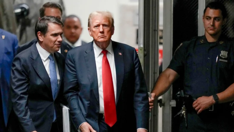 O ex-presidente Donald Trump retorna ao tribunal para seu chamado julgamento de “silêncio” no Tribunal Criminal de Manhattan em 28 de maio de 2024 na cidade de Nova Iorque (Foto de Julia Nikhinson-Pool/Getty Images)
