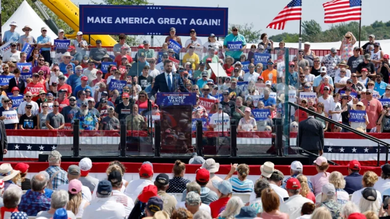 O senador e candidato republicano à vice-presidência JD Vance fala sobre a economia na Majestic Friesians Horse Farms em Big Rapids, Michigan, em 27 de agosto de 2024. Jeff Kowalsky/AFP via Getty Images
