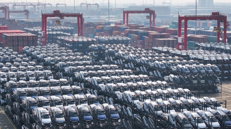 Carros elétricos esperando para serem carregados em um navio são vistos empilhados no terminal internacional de contêineres do porto de Taicang, em Suzhou, na província de Jiangsu, no leste da China, em 8 de fevereiro de 2024 (STR/AFP via Getty Images)