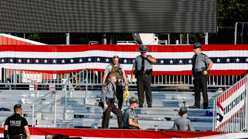 Agentes policiais no local da tentativa de assassinato contra o ex-presidente Donald Trump em Butler, Pensilvânia, em 13 de julho de 2024 (Anna Moneymaker/Getty Images)
Agentes policiais no local da tentativa de assassinato contra o ex-presidente Donald Trump em Butler, Pensilvânia, em 13 de julho de 2024 (Anna Moneymaker/Getty Images)
