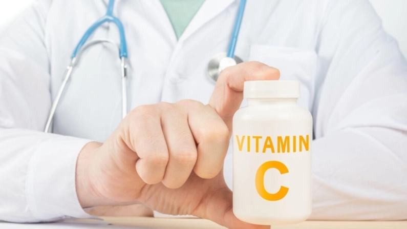 A deficiência de vitamina C pode enfraquecer o sistema imunológico e aumentar o risco de mortalidade por doenças cardiovasculares e derrame. (CeltStudio/Shutterstock)