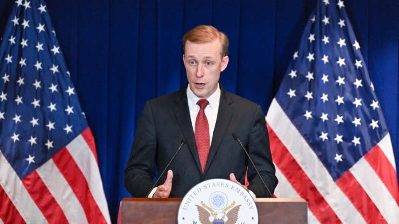 O conselheiro de segurança nacional dos EUA Jake Sullivan fala durante uma entrevista coletiva na embaixada dos EUA em Pequim em 29 de agosto de 2024. (ADEK BERRY/AFP via Getty Images)