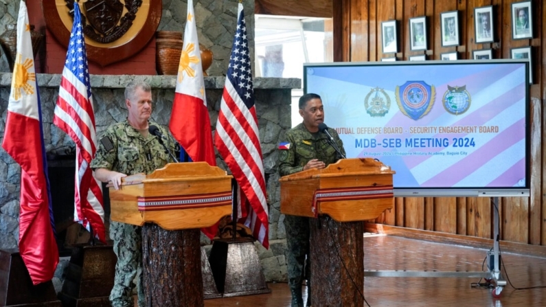 O chefe do Comando Indo-Pacífico dos EUA, Almirante Samuel Paparo (Esq.), e o chefe militar das Filipinas, general Romeo Brawner Jr., respondem a perguntas durante uma coletiva de imprensa sobre o Conselho de Defesa Mútua-Conselho de Engajamento de Segurança, realizada na Academia Militar das Filipinas em Baguio, norte das Filipinas , em 29 de agosto de 2024. (Foto de Aaron Favila/AP)