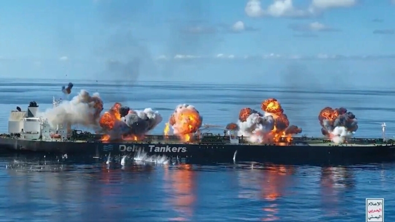 Explosões atingindo o petroleiro Sounion, de bandeira grega, no Mar Vermelho, depois que terroristas houthis do Iêmen embarcaram e colocaram explosivos no petroleiro, em uma imagem de vídeo divulgado em 29 de agosto de 2024. (Escritório de mídia do Ansar Allah via AP)