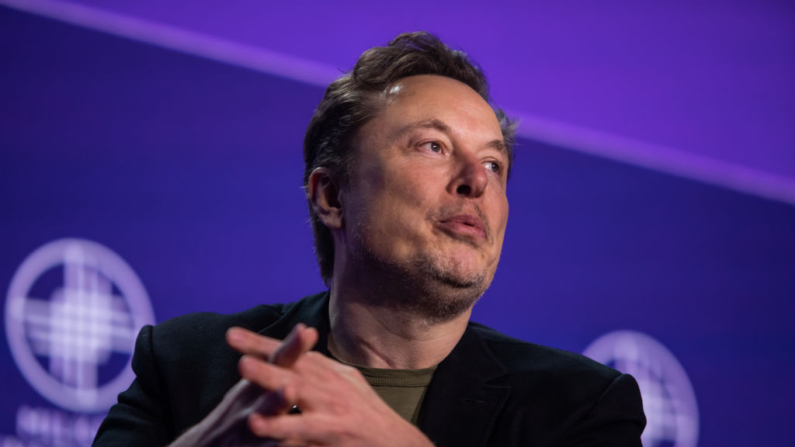 Elon Musk, cofundador da Tesla e da SpaceX e proprietário da X Holdings Corp. discursa na Conferência Global do Milken Institute no Beverly Hilton Hotel, em 6 de maio de 2024, em Beverly Hills, Califórnia (Foto de Apu Gomes/Getty Images)
