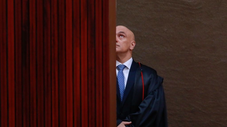 O presidente do Tribunal Superior Eleitoral do Brasil, Alexandre de Moraes, chega para o início do quarto dia do julgamento do ex-presidente brasileiro Jair Bolsonaro, acusado de abuso de poder e desinformação, em Brasília, em 30 de junho de 2023 (Foto de Sergio Lima / AFP) (Foto de SERGIO LIMA/AFP via Getty Images)