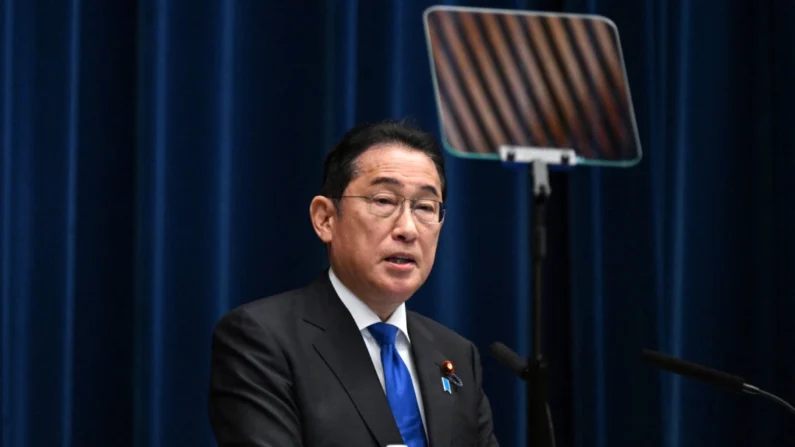 O primeiro-ministro japonês Fumio Kishida fala durante uma coletiva de imprensa no gabinete do primeiro-ministro em Tóquio em 14 de agosto de 2024 (Philip Fong/Pool/AFP via Getty Images)
