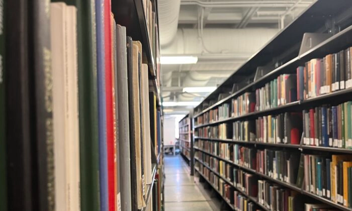 Livros da biblioteca enchem as pilhas móveis na Smathers Library West na Universidade da Flórida em Gainesville, Flórida, em 20 de fevereiro de 2023 (Liberty Holt para o Epoch Times)
