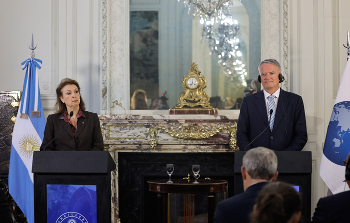 BUENOS AIRES (ARGENTINA), 30/08/2024 - A ministra das Relações Exteriores da Argentina, Diana Mondino (à esquerda), fala durante uma declaração conjunta com o secretário-geral da Organização para a Cooperação e Desenvolvimento Econômico (OCDE), Mathias Cormann, no Palácio San Martín, em Buenos Aires (Argentina) (EFE/ Juan Ignacio Roncoroni)