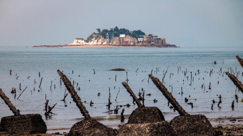 A remota ilhota Shihyu de Taiwan é vista atrás dos picos anti-desembarque na ilha de Little Kinmen, na linha de frente de Taiwan, em 5 de dezembro de 2023. (Sam Yeh/AFP via Getty Images)