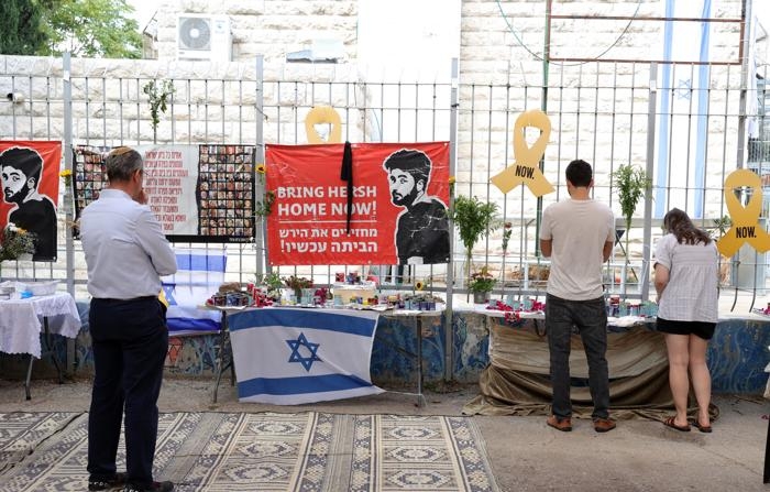 Pessoas participam de um memorial para o refém israelense-americano assassinado Hersh Goldberg-Polin em uma escola em seu bairro em Jerusalém, 01 de setembro de 2024. O porta-voz das Forças de Defesa de Israel (IDF), o contra-almirante Daniel Hagari, anunciou que seis reféns israelenses, Ori Danino, Alex Lubnov, Hersh Goldberg-Polin, Almog Sarusi, Eden Yerushalmi e Carmel Gat, foram mortos pelo Hamas e encontrados mortos pelas forças israelenses em um túnel subterrâneo na Faixa de Gaza (Jerusalém) (EFE/EPA/ABIR SULTAN)