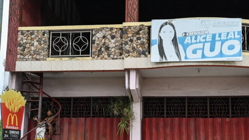 Um pôster da prefeita de Bamban, Alice Guo, em Bamban, província de Tarlac, Filipinas, em 19 de julho de 2024. JAM STA ROSA/AFP via Getty Images

