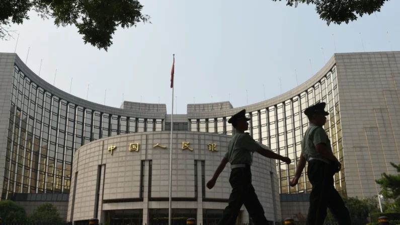 Policiais paramilitares fazem patrulha em frente ao Banco Popular da China, o banco central da China, em Pequim, em 8 de julho de 2015. Greg Baker/AFP via Getty Images
