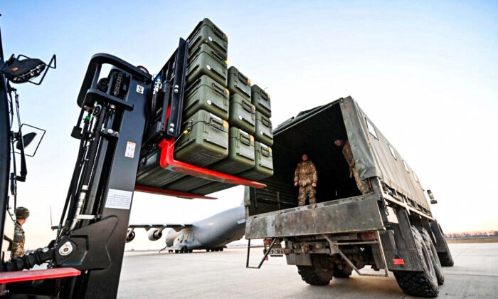 Militares ucranianos transportam mísseis FIM-92 Stinger fabricados nos EUA e outra assistência militar enviada da Lituânia para o Aeroporto Boryspil em Kiev, Ucrânia, em 13 de fevereiro de 2022 (Sergei Supinsky/AFP via Getty Images)
