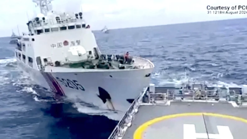 Um navio da Guarda Costeira chinesa com o número de proa 5205 (à esquerda) colide com o navio da Guarda Costeira filipina BRP Teresa Magbanua perto do Sabina Shoal no Mar do Sul da China em 31 de agosto de 2024, em uma imagem de vídeo (Guarda Costeira das Filipinas via AP)
