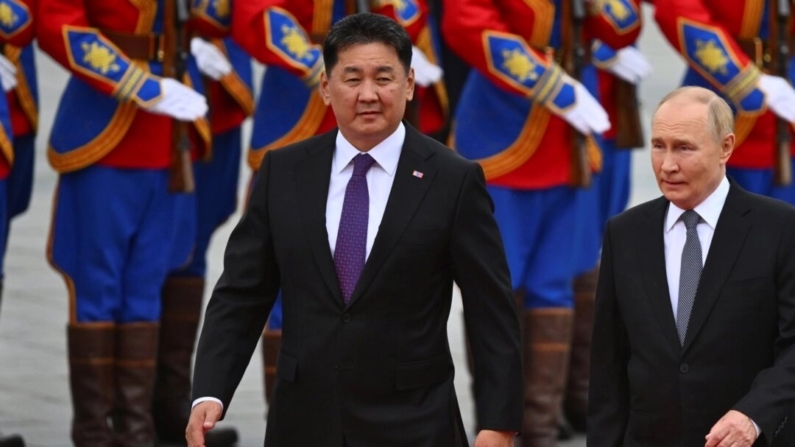 O presidente russo Vladimir Putin (à direita) caminha com o presidente da Mongólia Ukhnaagiin Khurelsukh (à esquerda) durante uma cerimônia de boas-vindas na Praça Sukhbaatar em Ulaanbaatar, Mongólia, em 3 de setembro de 2024. (Kristina Kormilitsyna, Sputnik, Kremlin Pool Photo via AP)