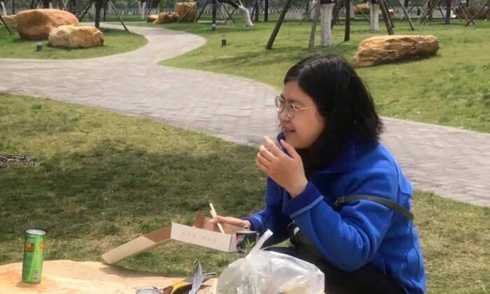 Zhang Zhan faz uma refeição em um parque durante uma visita a Wuhan na Província de Hubei, China, em 14 de abril de 2020 (Cortesia de Melanie Wang via AP)
