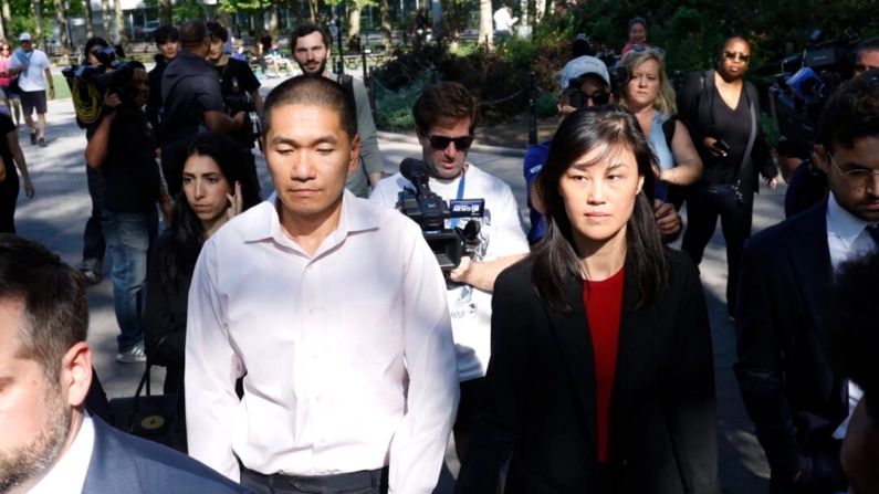 A ex-assessora da governadora de Nova Iorque Kathy Hochul, Linda Sun (dir.), e seu marido, Christopher Hu, deixam o Tribunal Federal do Brooklyn após sua acusação na cidade de Nova York em 3 de setembro de 2024. (Corey Sipkin/AP Photo)
