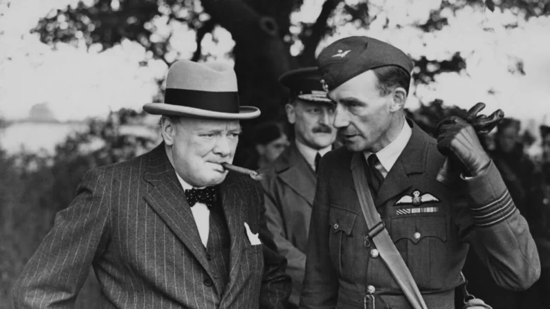 O primeiro-ministro britânico Winston Churchill durante uma visita a uma estação de caças da Royal Air Force, em junho de 1940 (Central Press/ArchivPhotos/Getty Images)
