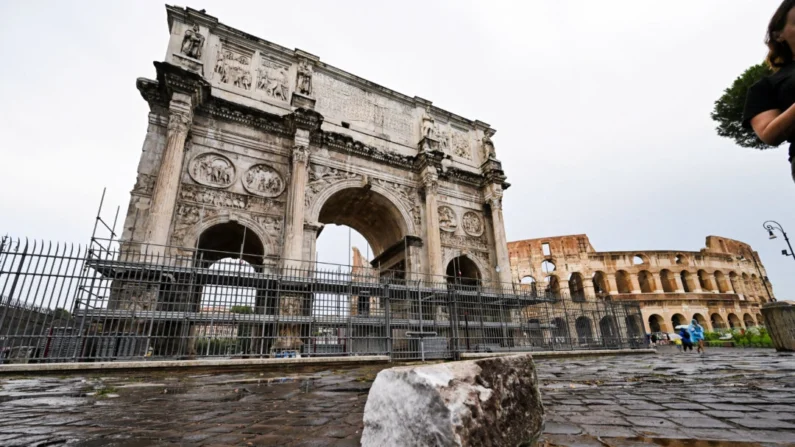 Fragmentos do Arco de Constantino jazem no chão após um raio atingi-lo durante uma tempestade em Roma em 3 de setembro de 2024 (Alberto Lingria/Reuters）
