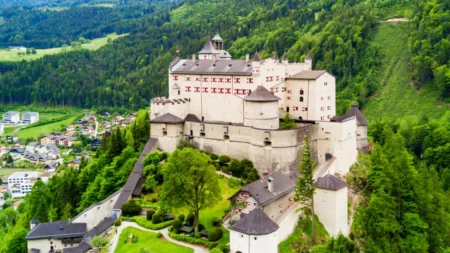 Conheça o Castelo Hohenwerfen majestosamente situado na Áustria