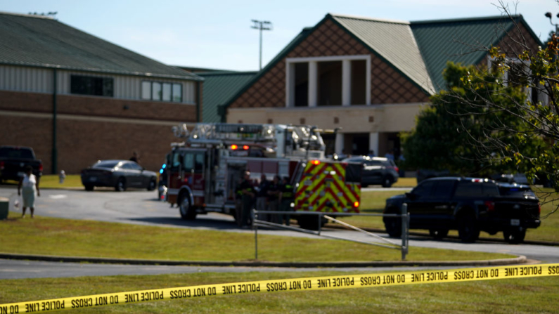 Uma linha policial é montada em frente à Apalachee High School após um tiroteio em uma escola em 4 de setembro de 2024 em Winder, Geórgia (Foto de Megan Varner/Getty Images)