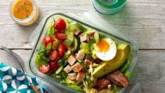 Salada Cobb é deliciosamente rica em proteínas