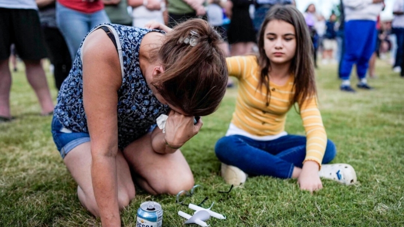 Brandy Rickaba e sua filha Emilie rezam durante uma vigília à luz de velas pelos alunos e professores assassinados na Apalachee High School em Winder, Geórgia, em 4 de setembro de 2024 (Foto de Mike Stewart/AP)