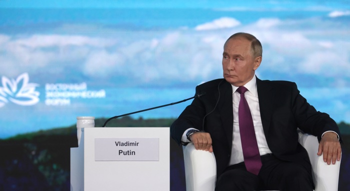 O líder russo Vladimir Putin participa de uma sessão plenária do Fórum Econômico Oriental (EEF) 2024 na Universidade Federal do Extremo Oriente em Vladivostok, Rússia, em 5 de setembro de 2024. (EFE/EPA/VYACHESLAV PROKOFYEV/SPUTNIK/KREMLIN POOL)
