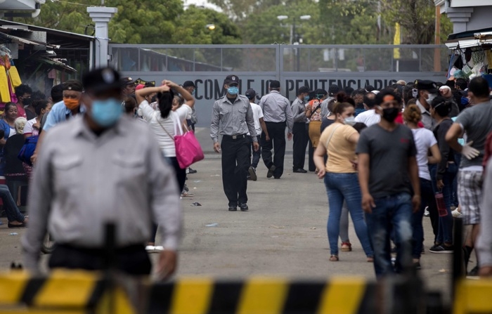 Foto de arquivo de funcionários da prisão após o anúncio da libertação de prisioneiros em Tipitapa, Nicarágua (EFE/ Jorge Torres)