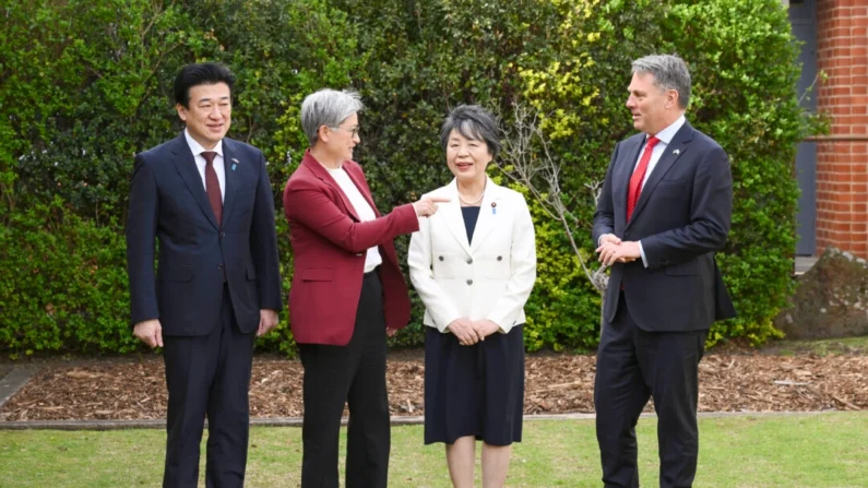 (E–D) Ministro da Defesa japonês Minoru Kihara, Ministro das Relações Exteriores australiano Penny Wong, Ministro das Relações Exteriores japonês Yoko Kamikawa e Ministro da Defesa australiano Richard Marles posam para uma foto em Queenscliff, Austrália, em 5 de setembro de 2024 (Joel Carrett/AAP Image via AP)
