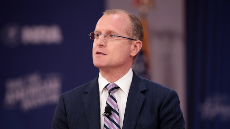 Brendan Carr, comissário da FCC, discursando na Conferência de Ação Política Conservadora (CPAC) de 2018 em National Harbor, Maryland (Foto: Gage Skidmore)