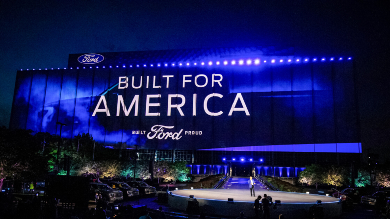 Bill Ford Jr., presidente executivo da Ford Motor Company, fala durante a revelação da nova caminhonete Ford F-150 Lightning totalmente elétrica na sede mundial da Ford em Dearborn, Michigan, em 19 de maio de 2021 (Bill Pugliano/Getty Images)
