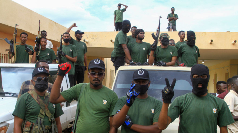 Membros de uma “célula de segurança conjunta”, composta por vários serviços militares e de segurança afiliados ao exército do Sudão, brandem rifles enquanto participam de um desfile na cidade de Gedaref, no leste do país devastado pela guerra, em 28 de julho de 2024. O Sudão tem sido dominado pela guerra desde abril de 2023, quando eclodiram os combates entre o exército e as Forças de Apoio Rápido paramilitares, matando dezenas de milhares de pessoas, deslocando milhões e desencadeando uma das piores crises humanitárias do mundo (Foto: -/AFP via Getty Images)