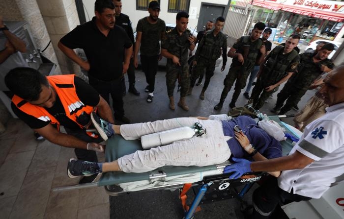 Equipe médica palestina evacua o corpo de um cidadão americano no Hospital Rafidia, na cidade de Nablus, na Cisjordânia, em 6 de setembro de 2024 (EFE/EPA/Stringer)