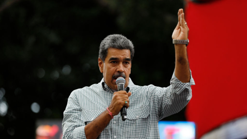 O ditador venezuelano Nicolas Maduro gesticula enquanto discursa durante um comício em Caracas, em 28 de agosto de 2024 (Foto: PEDRO RANCES MATTEY/AFP via Getty Images)