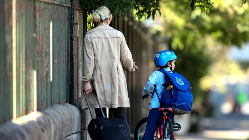 As crianças chegam à Escola Pública Annandale com os pais em Sydney, Austrália, em 18 de outubro de 2021 (Imagens de Brendon Thorne/Getty)
