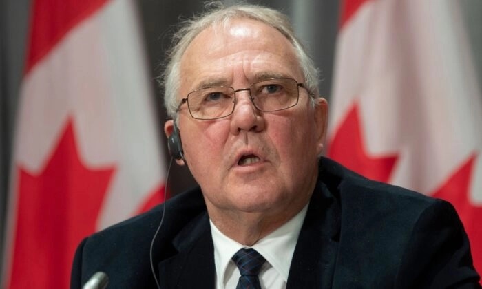 O Ministro da Defesa Nacional Bill Blair responde a uma pergunta durante uma entrevista coletiva em Ottawa nesta foto de arquivo de 1º de maio de 2020 (The Canadian Press/Adrian Wyld)