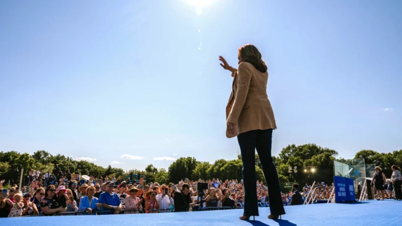 A candidata presidencial democrata e vice-presidente Kamala Harris acena para a multidão durante uma parada de campanha na Throwback Brewery em North Hampton, N.H., em 4 de setembro de 2024. John Tully/Getty Images
