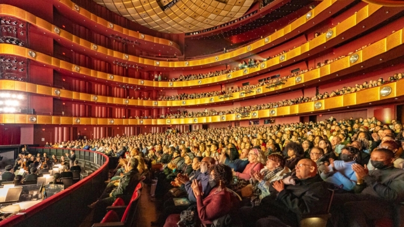 Público do Shen Yun Performing Arts durante uma chamada de cortina no David H. Koch Theater no Lincoln Center em 6 de abril de 2024 (Dai Bing/The Epoch Times)