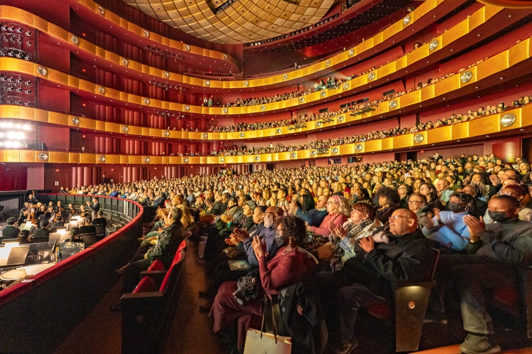 Shen Yun é uma companhia de artes cênicas adorada por milhões e o New York Times precisa contar o resto da história