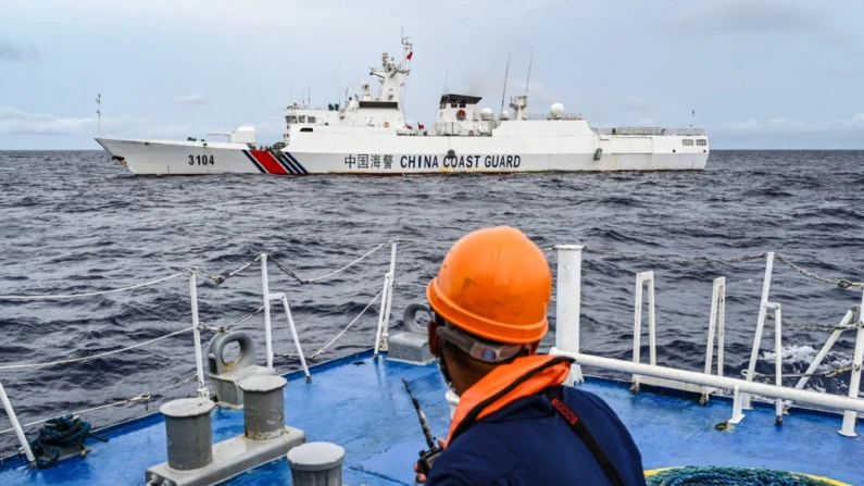 Um navio da Guarda Costeira da China desliza pelo navio da Guarda Costeira das Filipinas BRP Cabra durante uma missão de abastecimento para Sabina Shoal no Mar da China Meridional em 26 de agosto de 2024. Jam Sta Rosa/AFP via Getty Images

