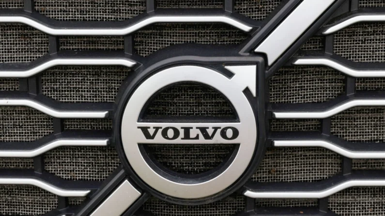 O logotipo da Volvo  em um caminhão à venda em Linden, N.J., em 23 de maio de 2022. Andrew Kelly/Reuters
