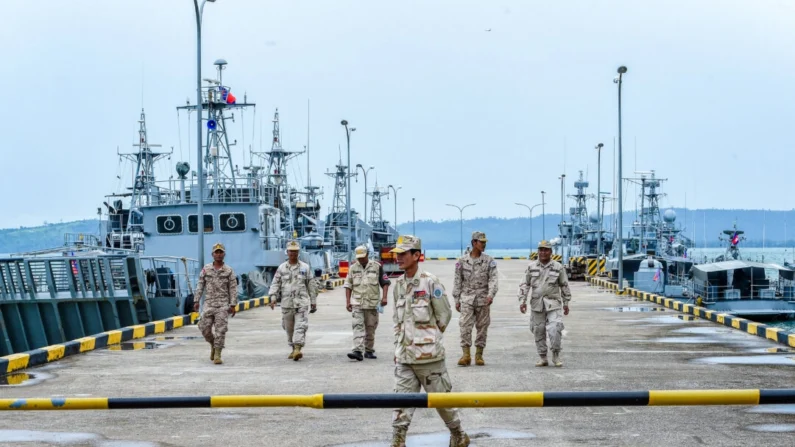 Membros da marinha cambojana caminham em um cais na Base Naval de Ream, na província de Sihanoukville, no Camboja, em 26 de julho de 2019. Tang Chhin Sothy/AFP via Getty Images
